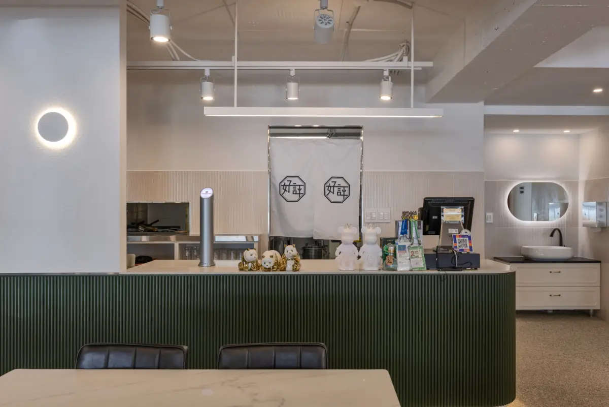 HAOPING, 그린 플루티드 카운터가 돋보이는 아시안 다이닝